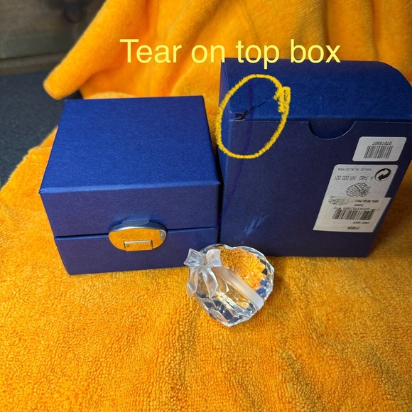 💝 Stunning Swarovski Clear Crystal Heart Figurine with Frosted Bow. 2 inches. - Picture 6 of 9